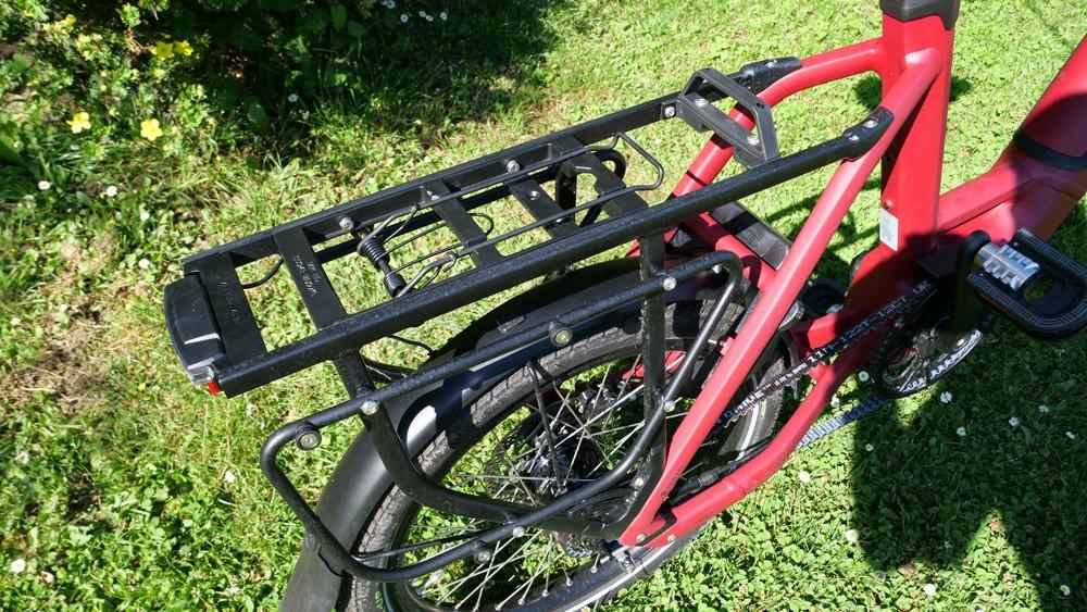 Das Bild zeigt einen robusten Gepäckträger, der für E-Bikes konzipiert ist.
