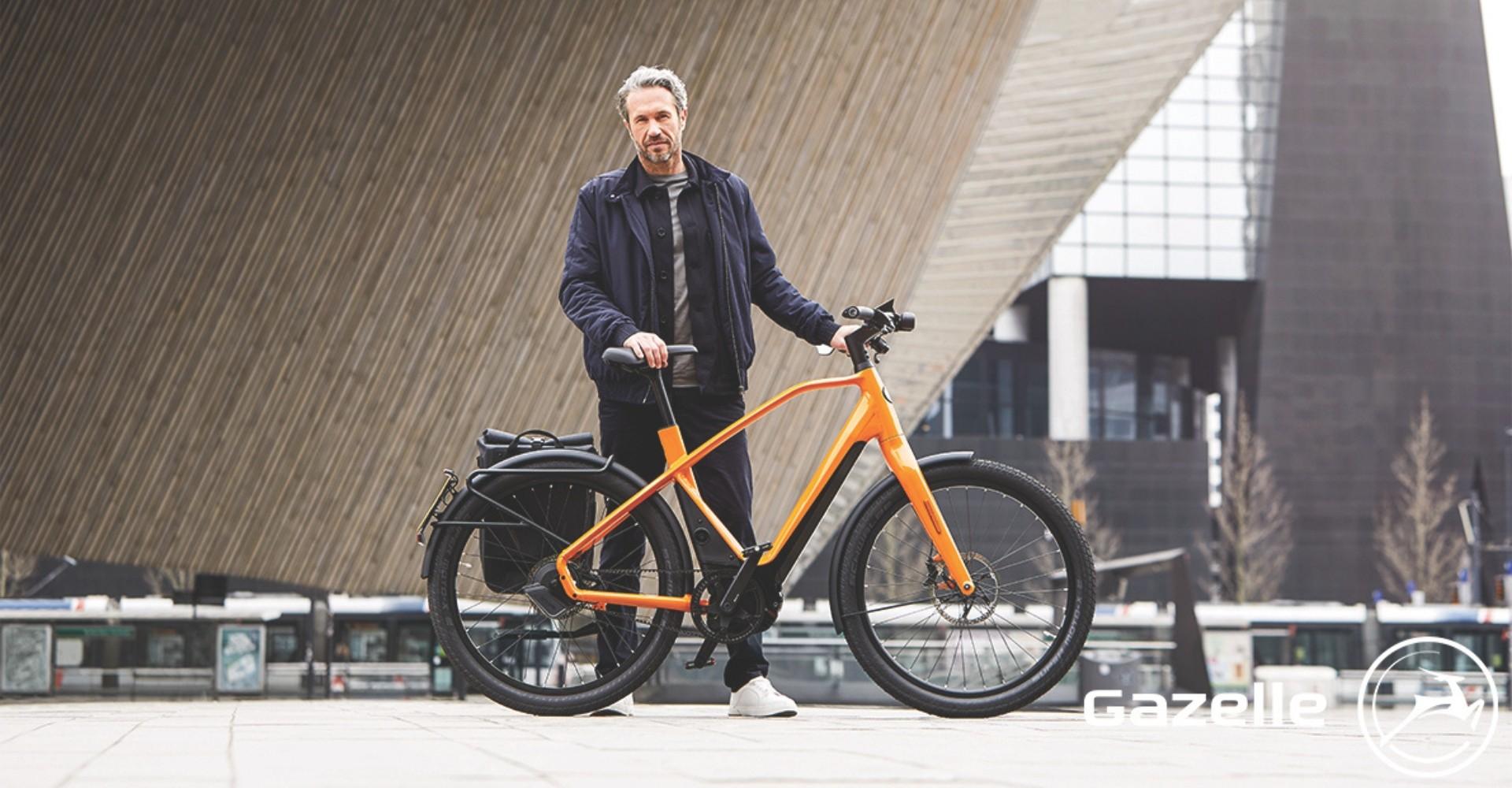Mann steht neben dem Gazelle Speed Pedelec No1 e-Bike