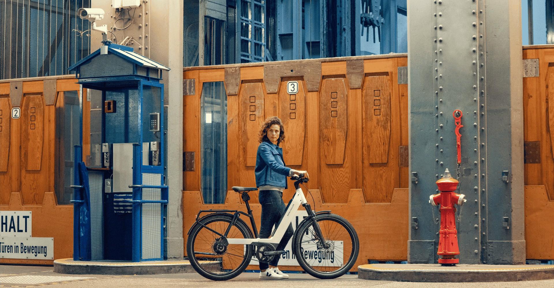 Eine Frau schiebt das Riese und Müller Nevo e-Bike