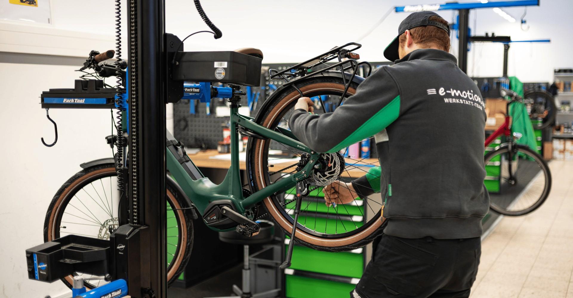 e-motion Werkstatt: Team bei der Wartung von e-Bikes