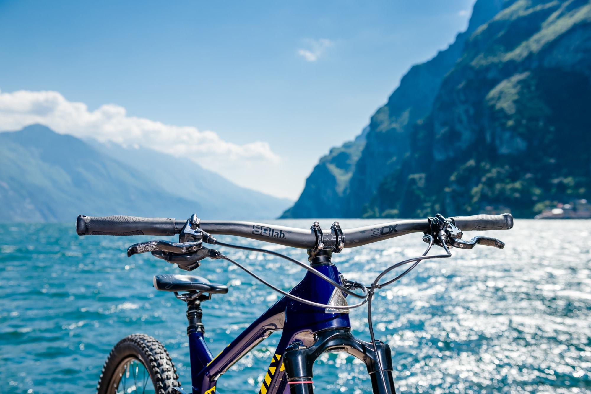 Entdecken Sie ein Fahrrad mit SQlab Lenker, perfekt für Abenteuer in malerischer Berglandschaft am See. Ideal für O