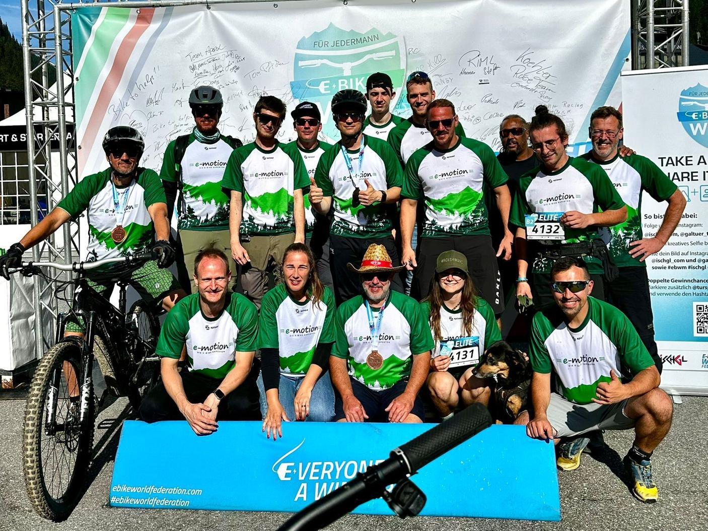 Mitarbeiter von e-Motion feiern die offizielle Partnerschaft mit der e-Bike WM für Jedermann