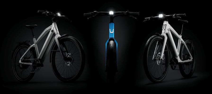 Drei E-Bikes bei Nacht mit eingeschaltetem Frontlicht