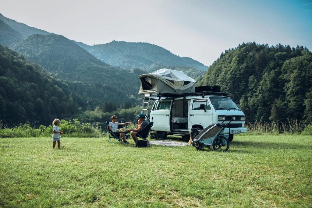 Das Bild zeigt ein Thule Approach Dachzelt auf einem Wohnmobil