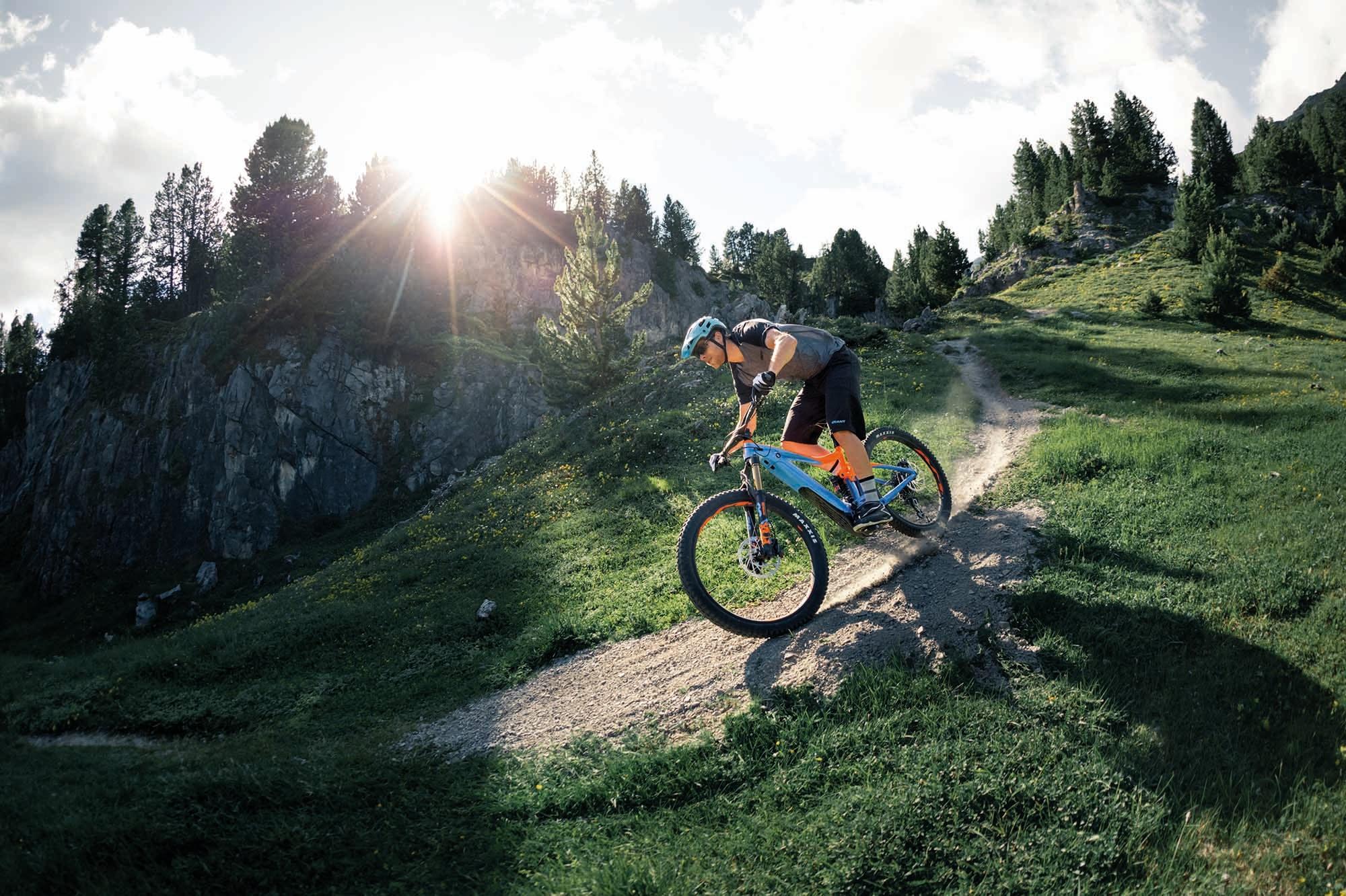 Das Giant Trance E+ 2019 ist ideal für anspruchsvolle Trails. Erleben Sie volle Kontrolle und Power mit diesem leis