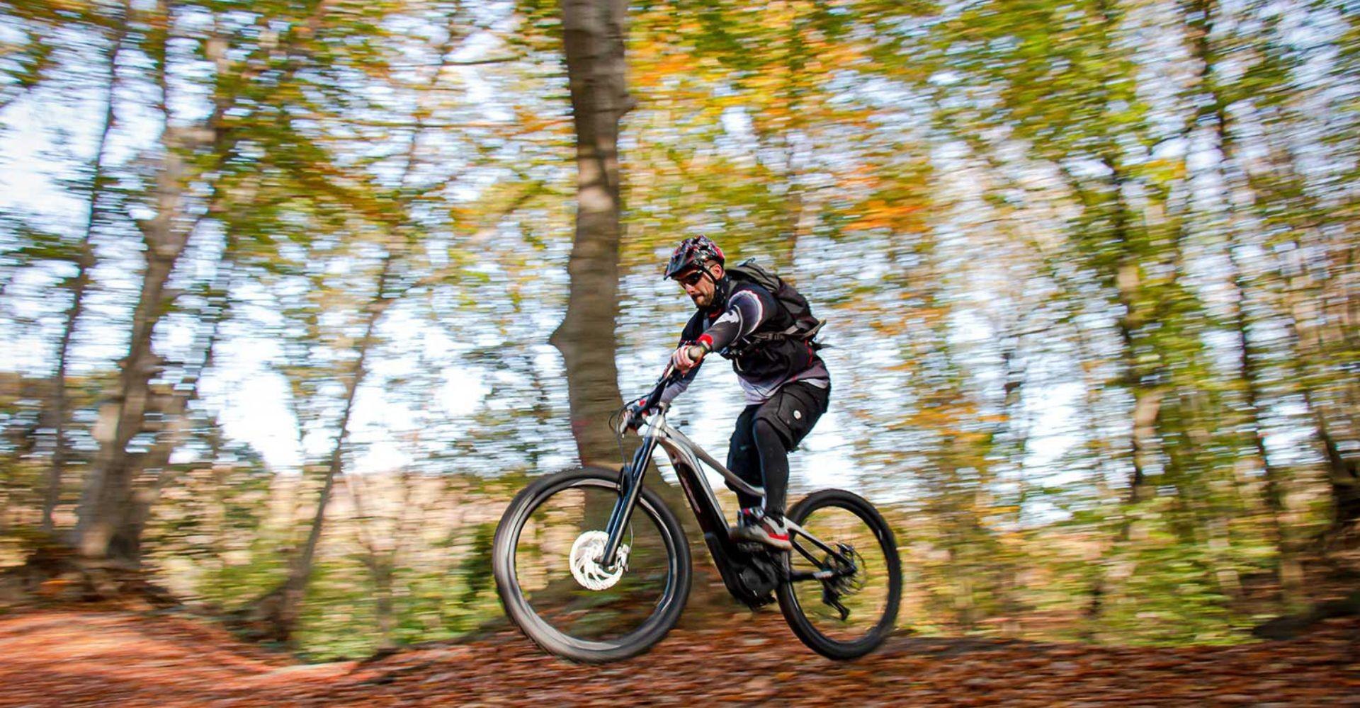 Christian fährt mit dem Giant Trance X E+ durch den Wald