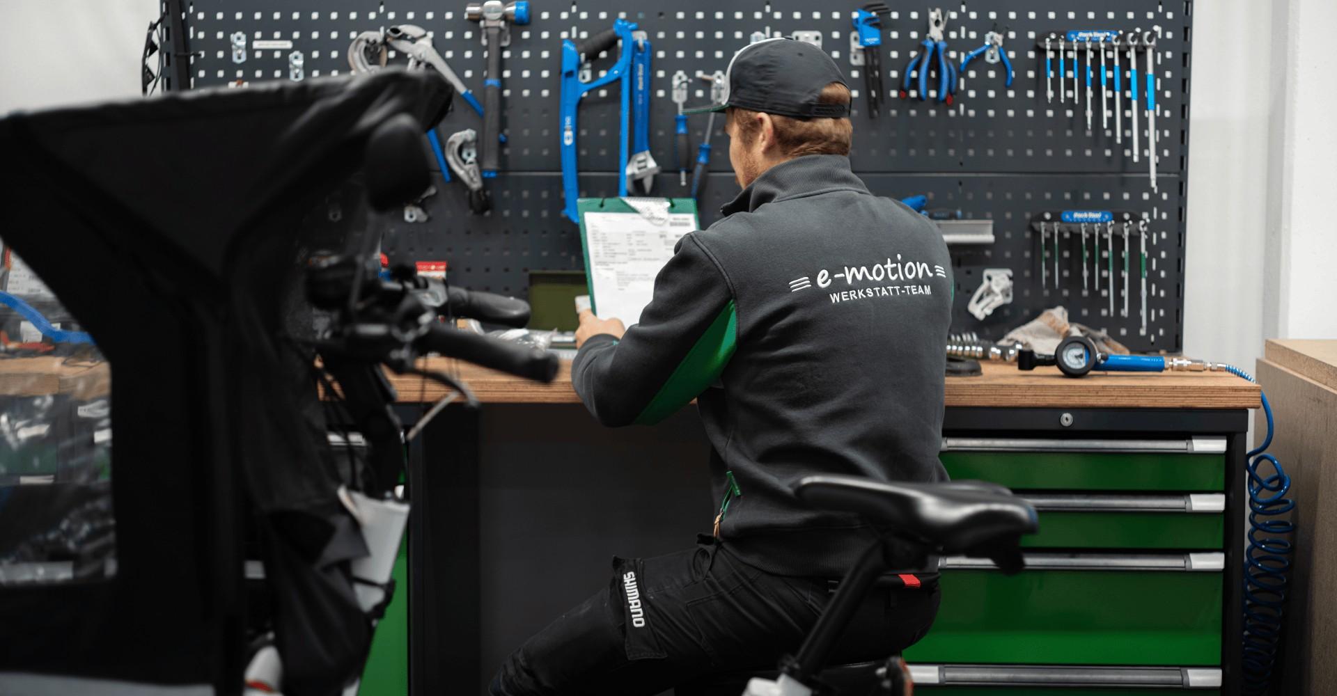 Werkstattmitarbeiter überprüft e-Bike-Checkliste