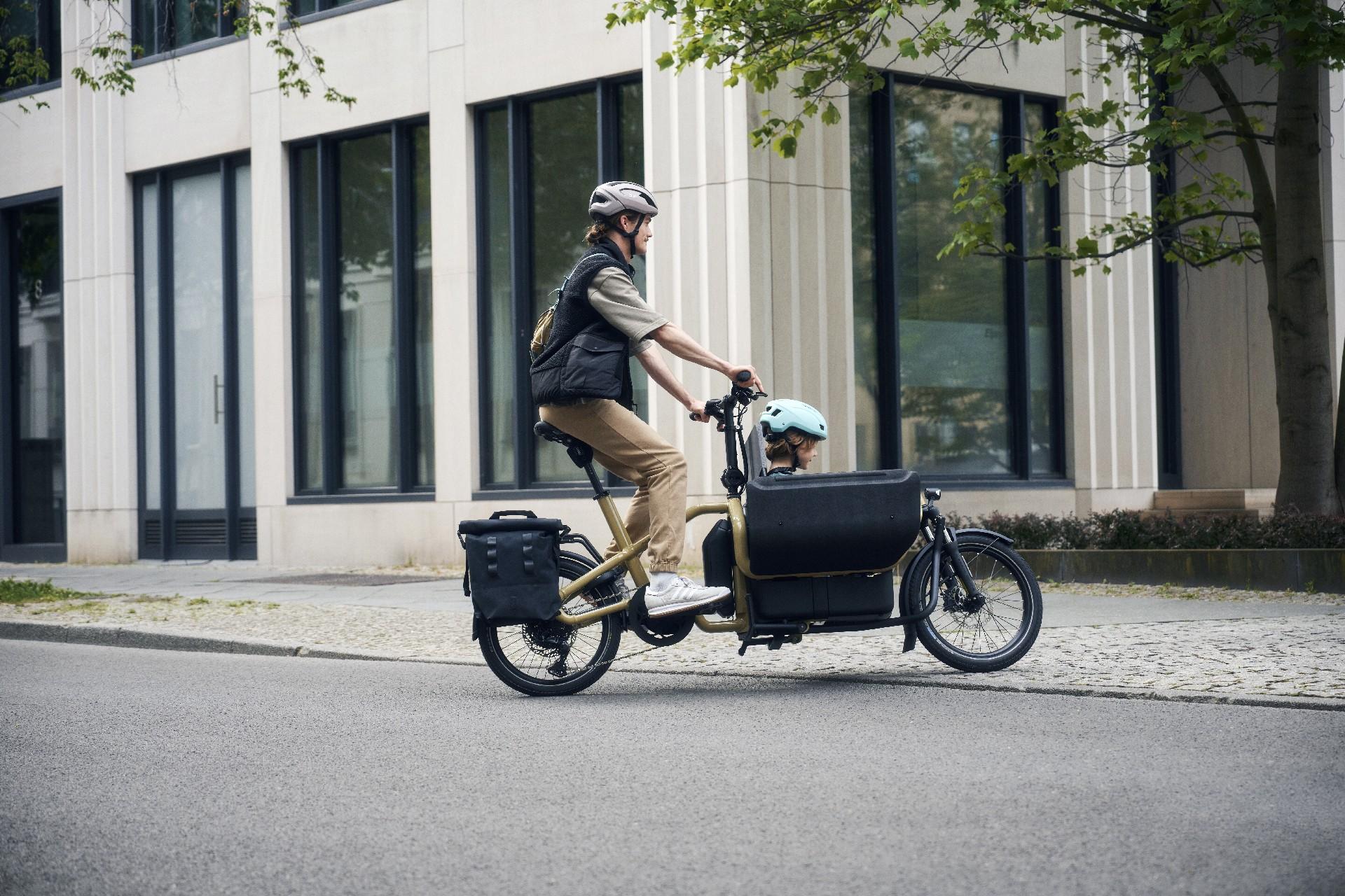 Eine Frau mit Kind im Riese & Müller Carrie Lastenrad