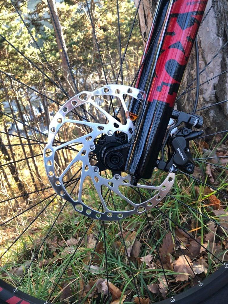 Scheibenbremse und Gabel eines Mountainbikes im Wald