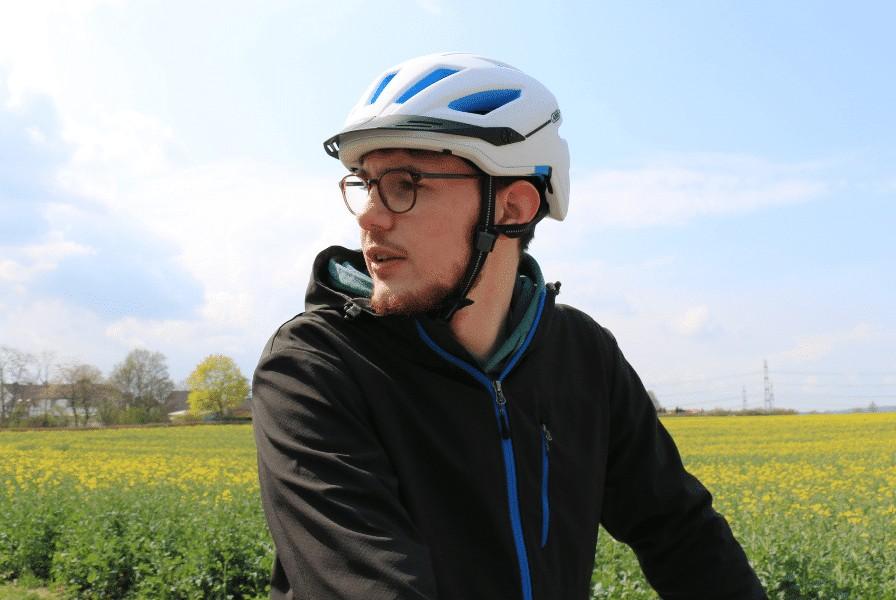 Das Bild zeigt einen Mann mit einem ABUS Helm