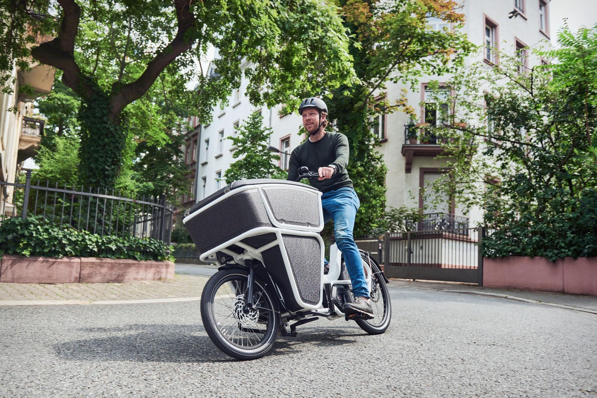 Ein Mann fährt auf dem Urban Arrow Shorty in die Kurve
