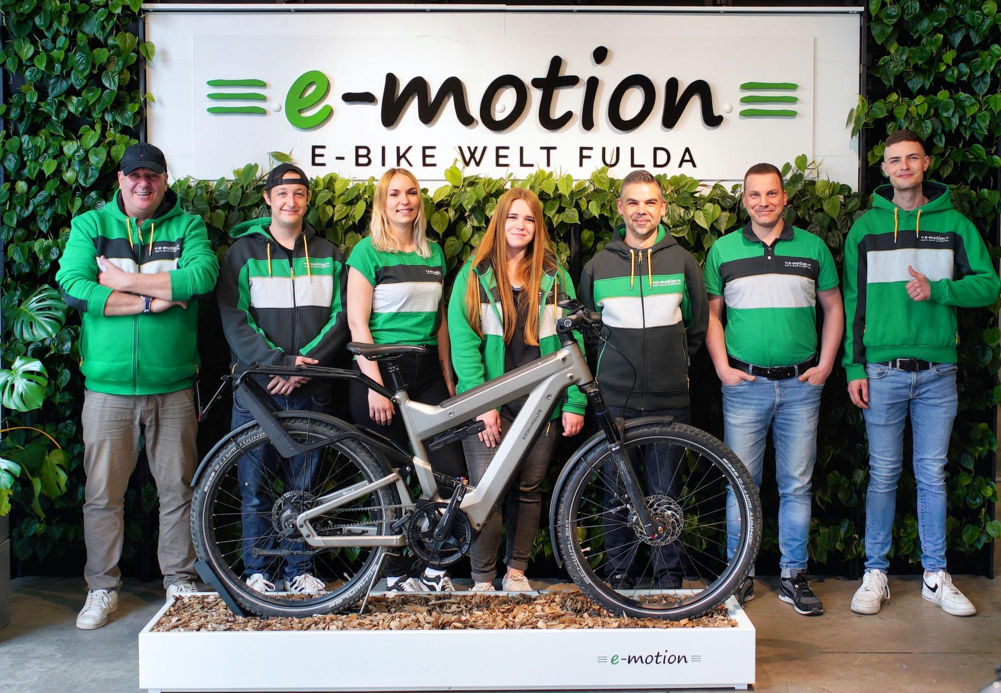 Das Bild zeigt das Team von e-motion E-Bike Welt Fulda, aufgenommen im Mai 2023. In der Mitte des Gruppenfotos steh