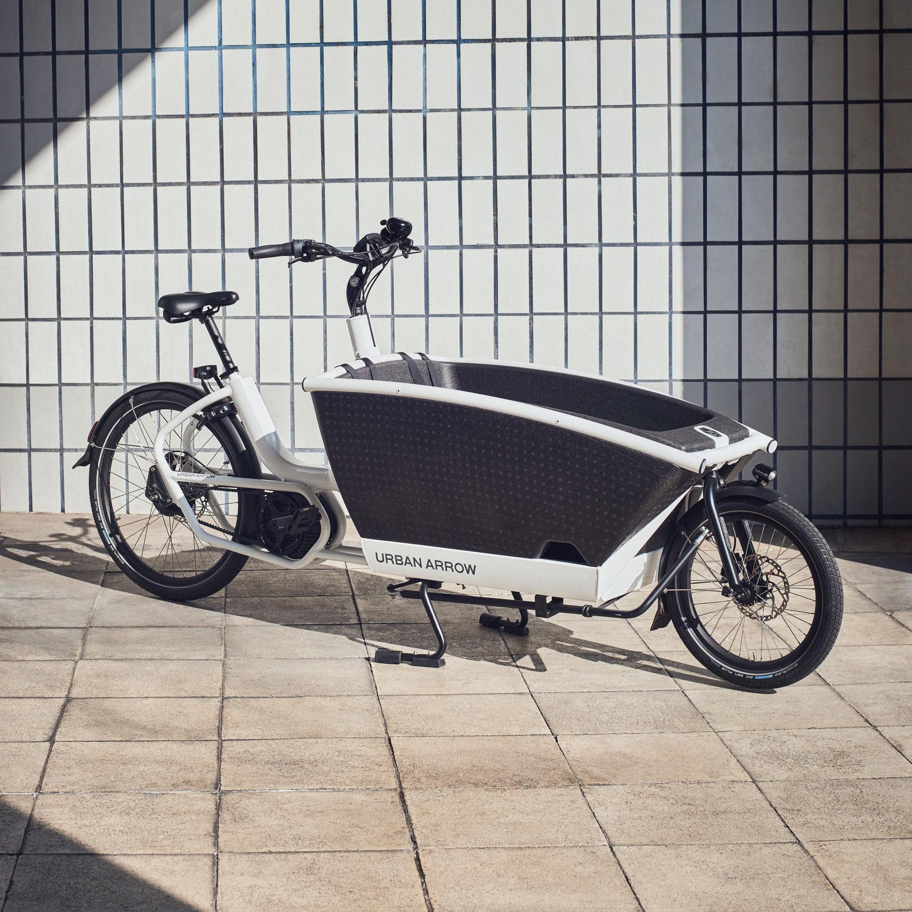 Das Urban Arrow Family e-Lastenrad steht hier in einer Unterführung in Heidelberg.