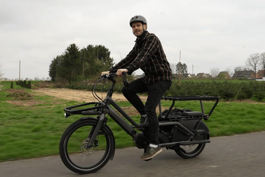 Das Bild zeigt einen Mann, der auf einem Specialized Turbo Porto E-Bike fährt.