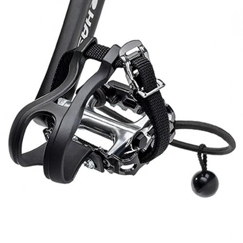 Das Bild zeigt eine Pedale mit Haken und Riemen von Hase Bikes.