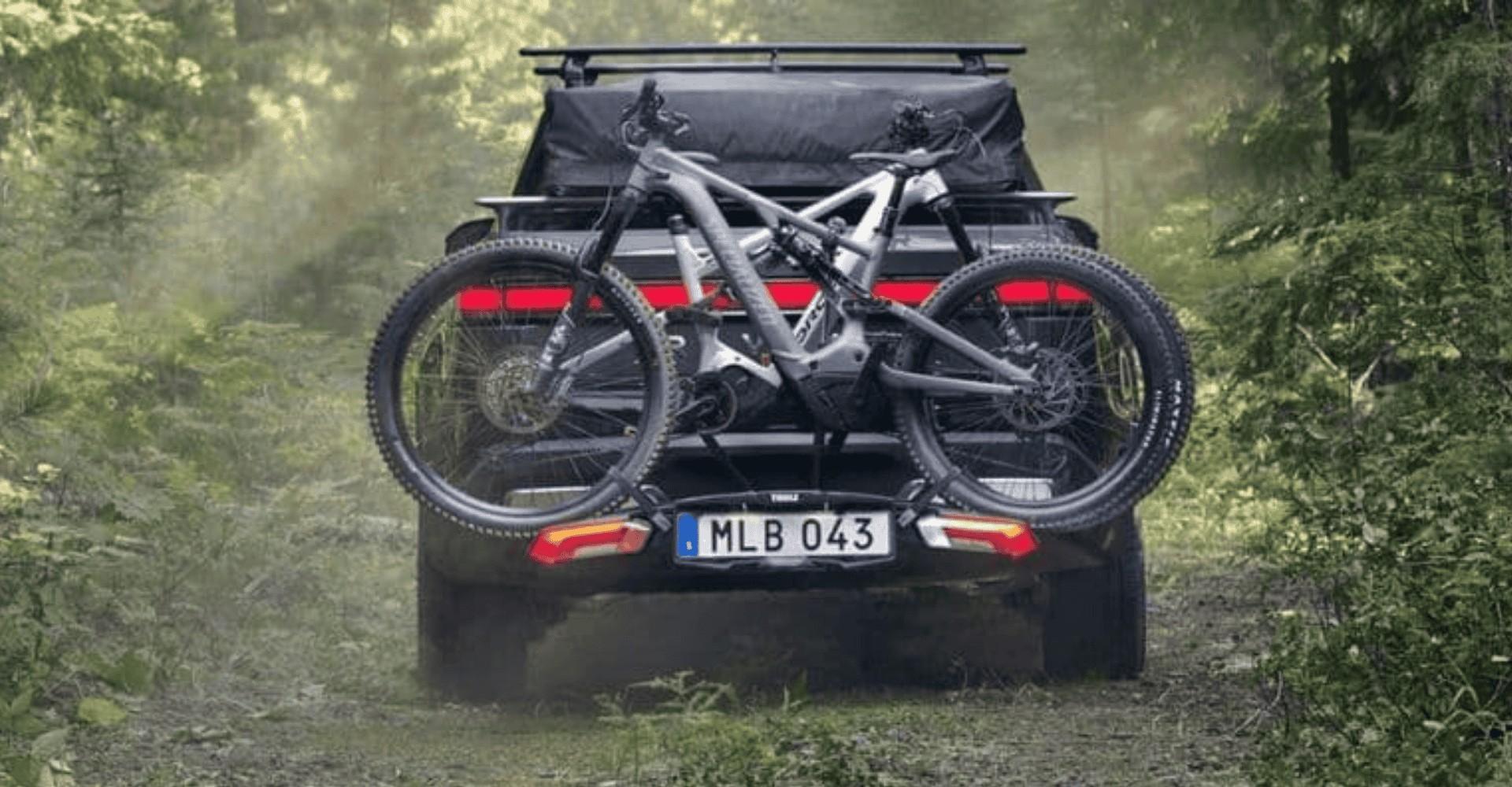 Zwei Specialized Räder auf dem Thule Heckträger eines Autos