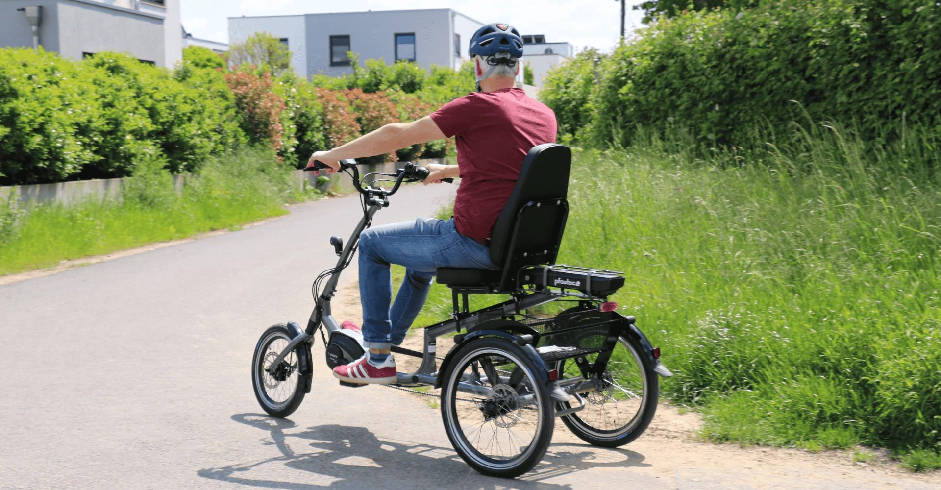 Ein Mann fährt mit dem pfautec Scoobo eine Kurve entlang
