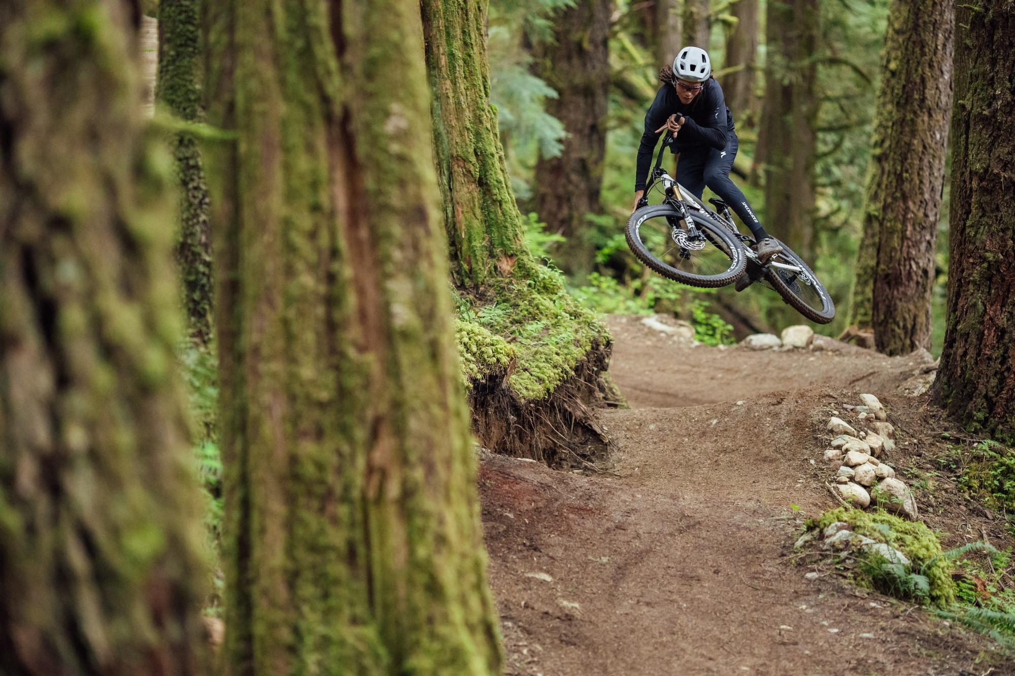 Entdecken Sie das Specialized Turbo Levo SL E-Bike in Aktion auf spannenden Waldpfaden. Perfekt für Abenteurer und