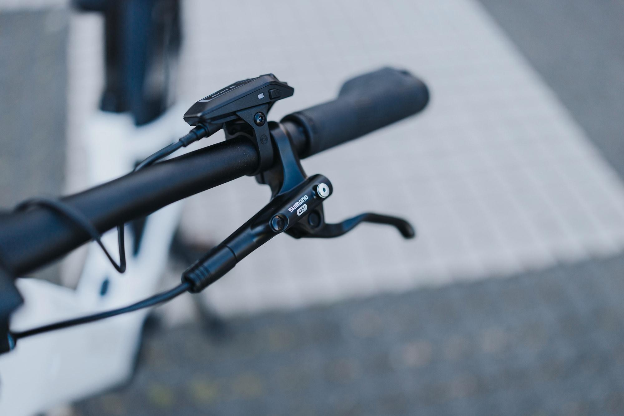 Ergonomischer Fahrradlenker mit Shimano-Schaltung für optimalen Fahrkomfort und präzise Kontrolle.