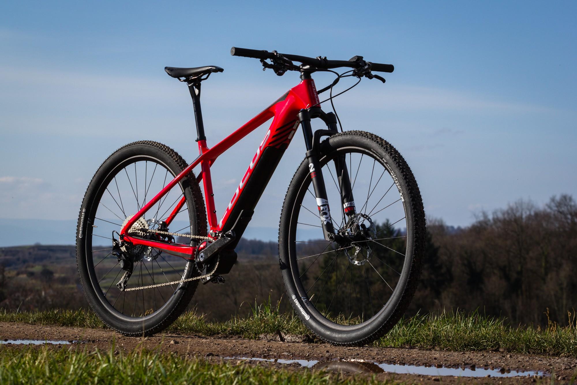 Das Focus Raven² Pro ist ein sportliches E-Mountainbike, das sich durch seine robuste Bauweise auszeichnet.