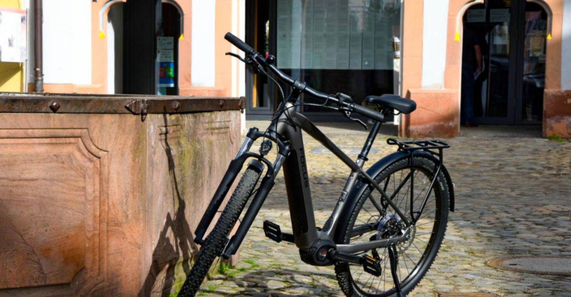 Focus AVENTURA² 6.7 vor einem Brunnen