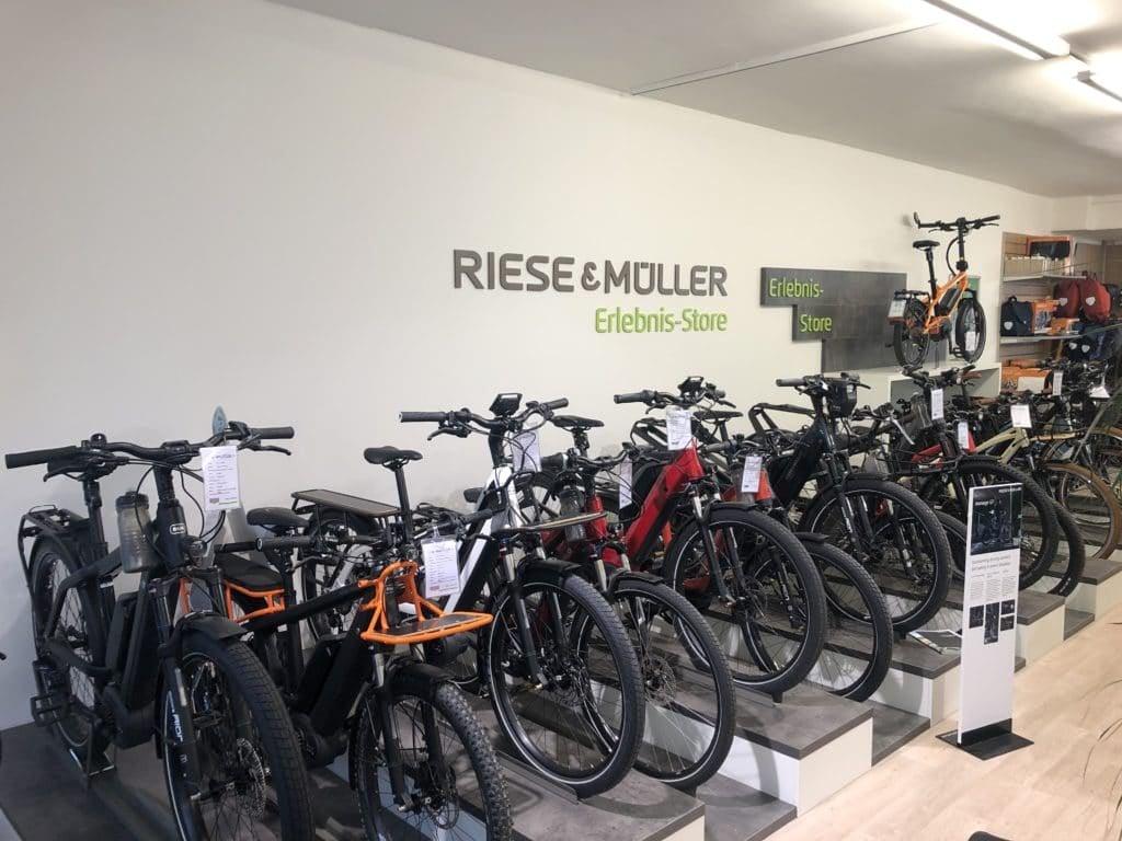 Riese & Müller E-Bikes im Erlebnisstore auf Podesten ausgestellt