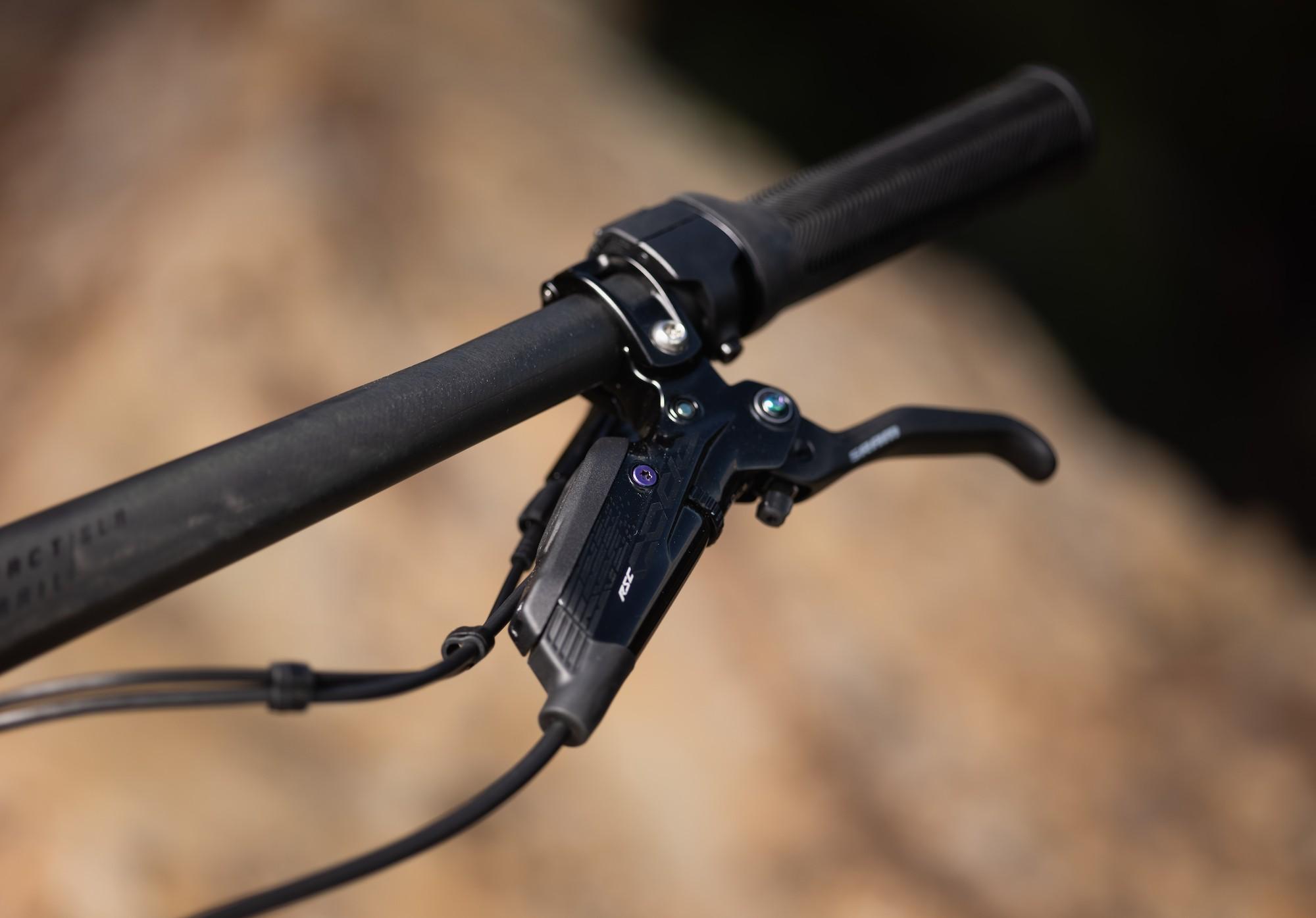 Das Bild zeigt den Lenker und die Bremse eines Giant Trance X Advanced E+