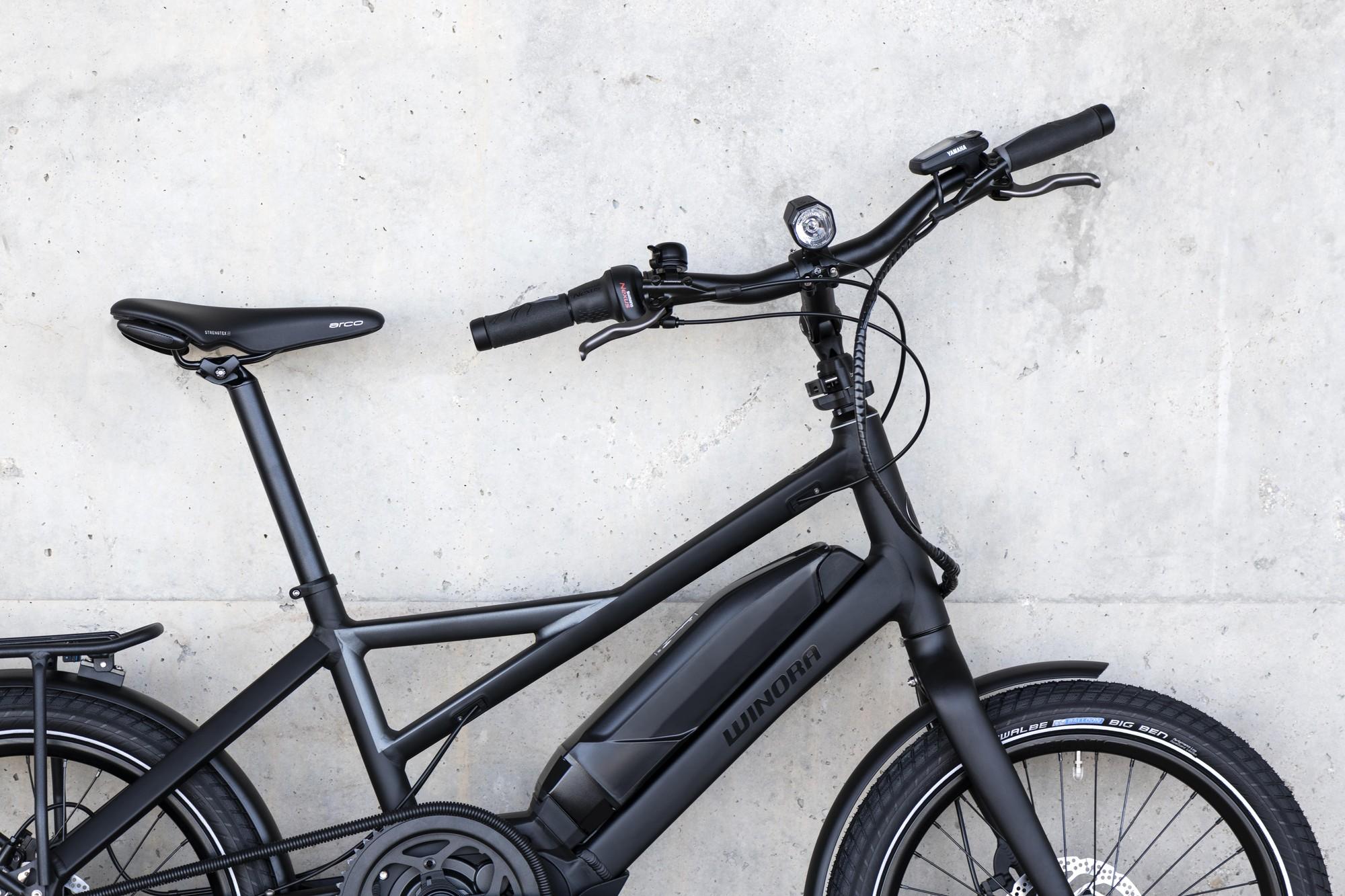 Das e-Bike Winora Radius angelehnt an der Wand