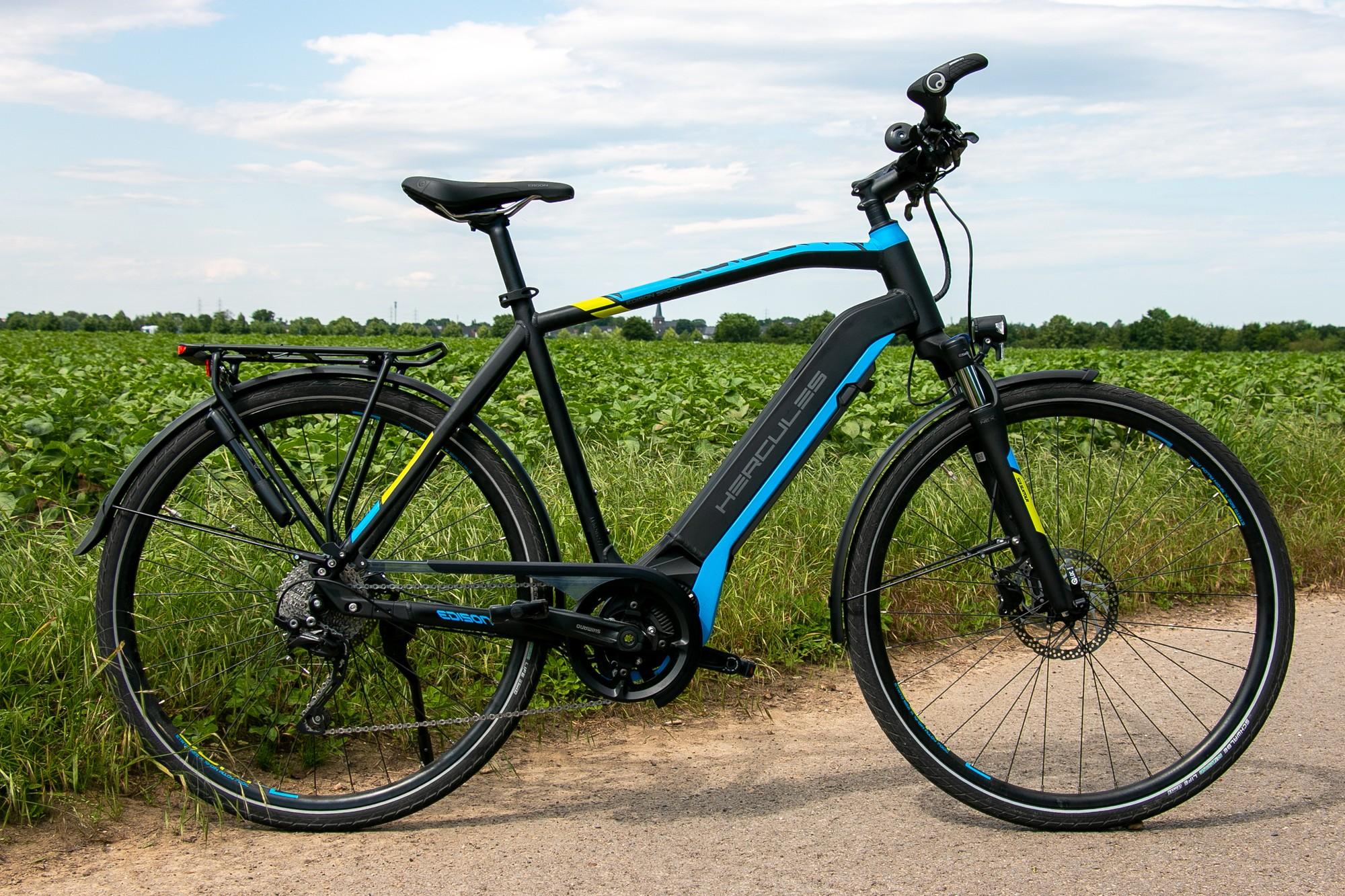 Das Hercules Edison Sport I e-Bike vor einer Wiese