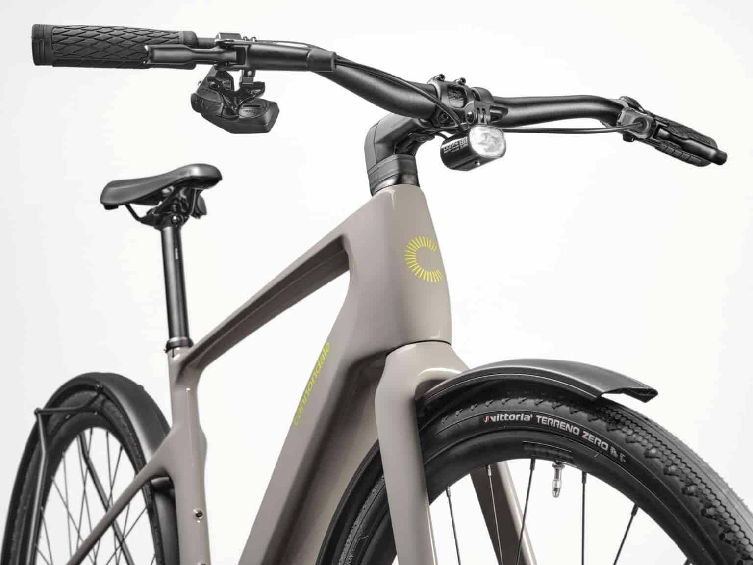 Das Bild zeigt den Lenker eines Cannondale Tesoro Neo Carbon