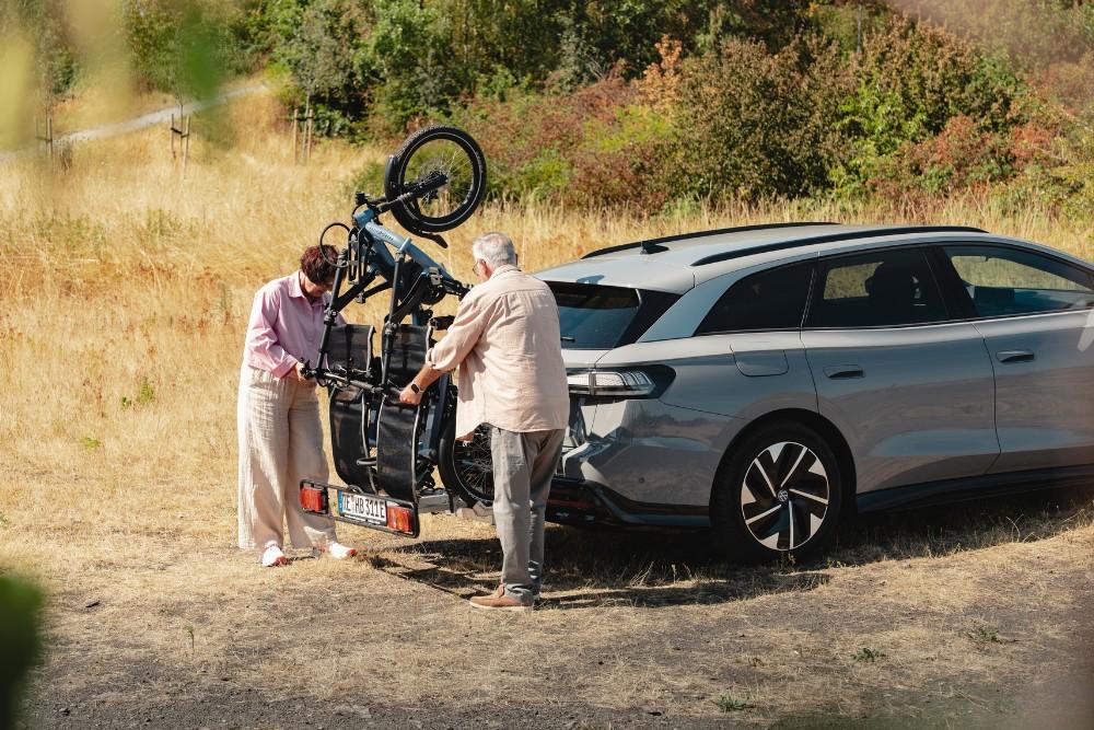Paar welches sein Kettwiesel Two auf einen KFZ Anhänger verstaut