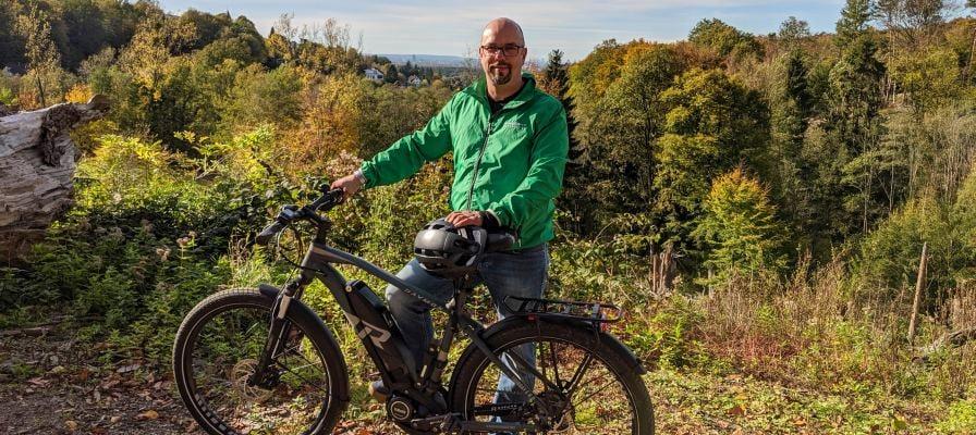 Mann mit R Raymon E-Bike in herbstlicher Landschaft