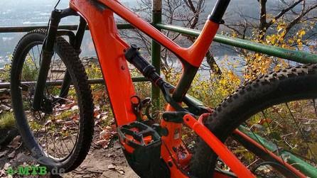 Das Bild zeigt den Carbonrahmen eines Cannondale Moterra Neo