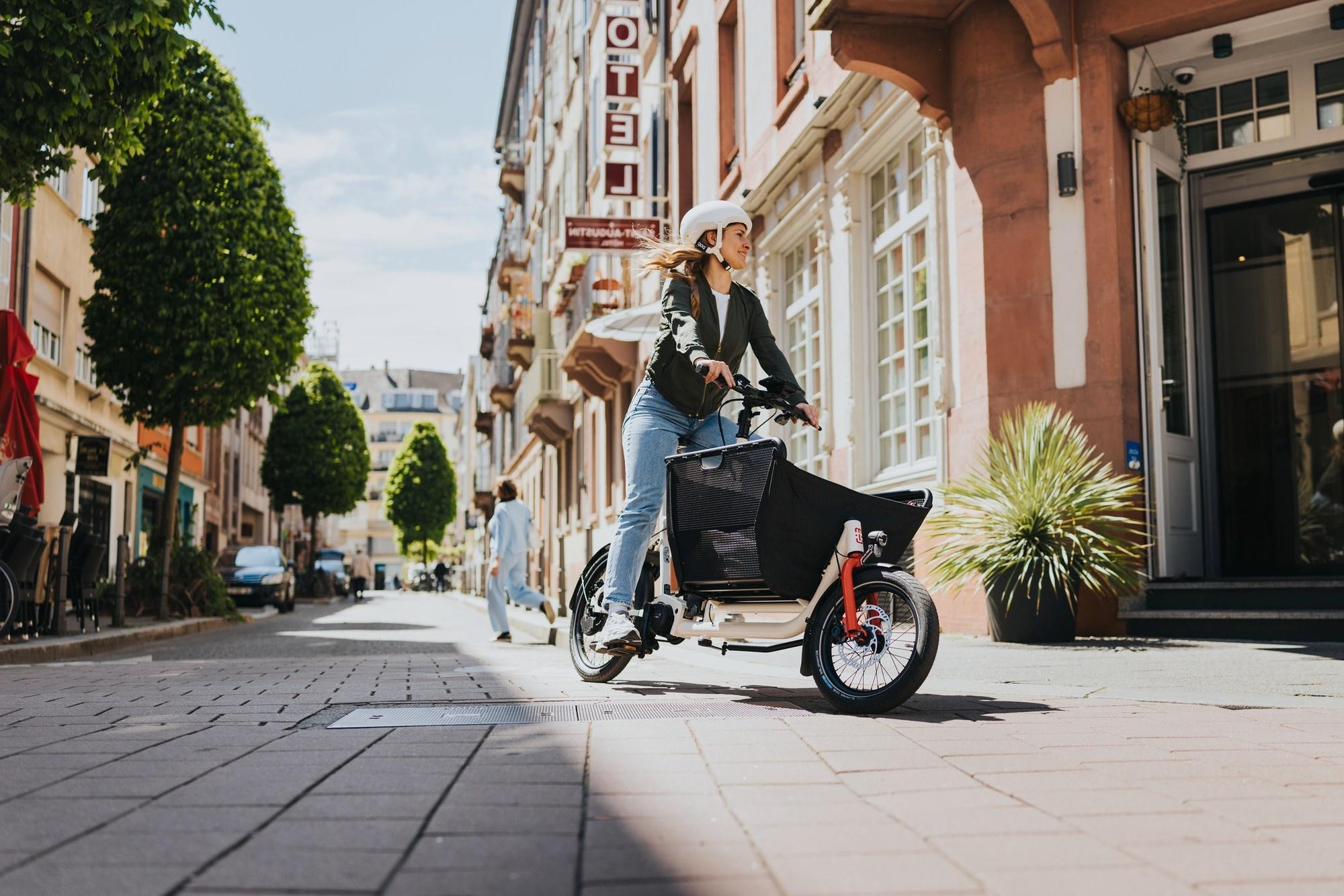 Bosch Cargo Line Frau fährt durch Innenstadt