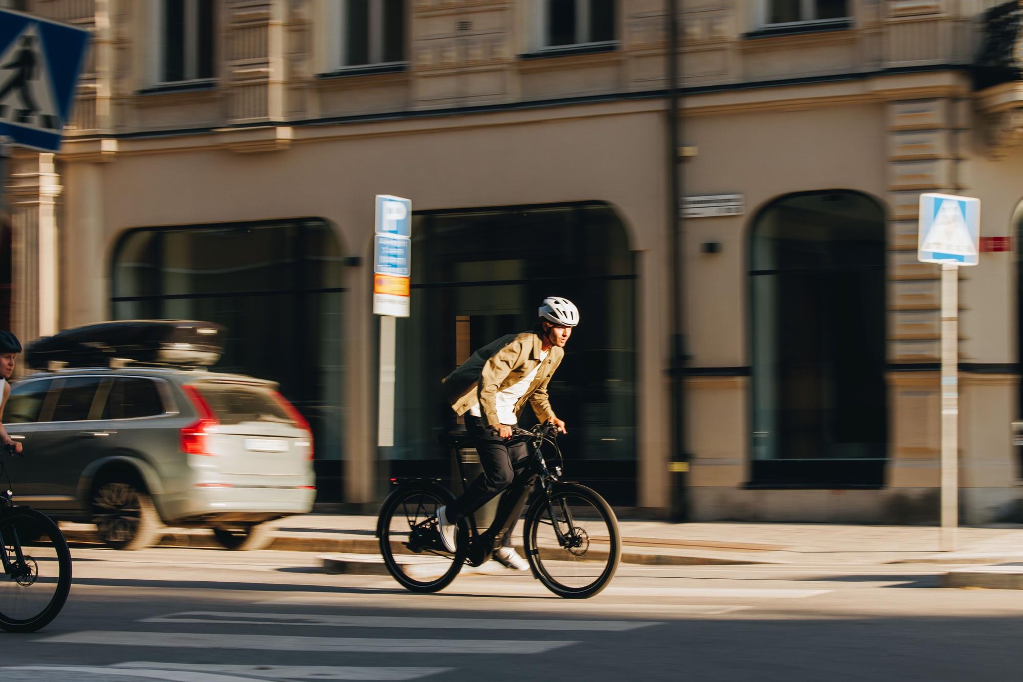 Eine Person fährt mit einem Specialized Vado e-Bike im urbanen Raum