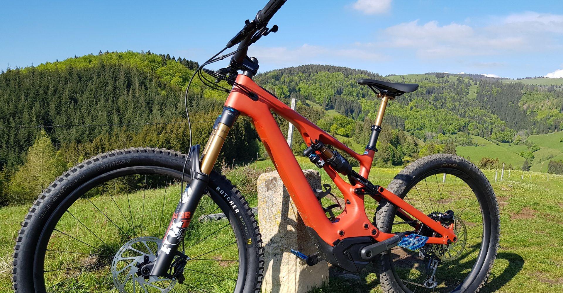Das neue Specialized Levon Gen3 e-Mountainbike steht auf einem Hügel in den Bergen.