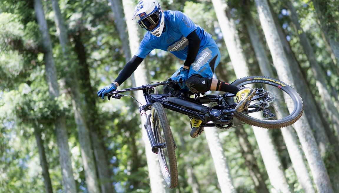 Erleben Sie das Yamaha E-Bike in Aktion. Perfekt für Abenteuer im Gelände mit leistungsstarkem Antrieb.