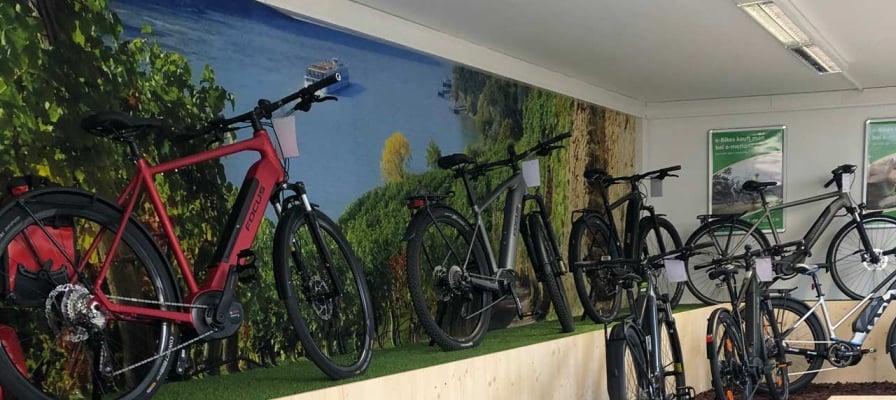E-Bike Ausstellung in Wien mit Fokus auf verschiedene Modelle