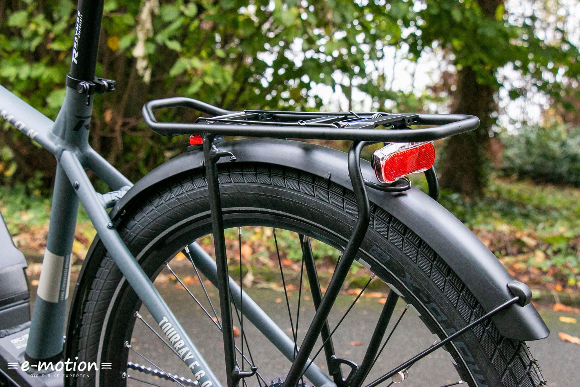 Hinterrad eines E-Bikes mit Gepäckträger und Rücklicht