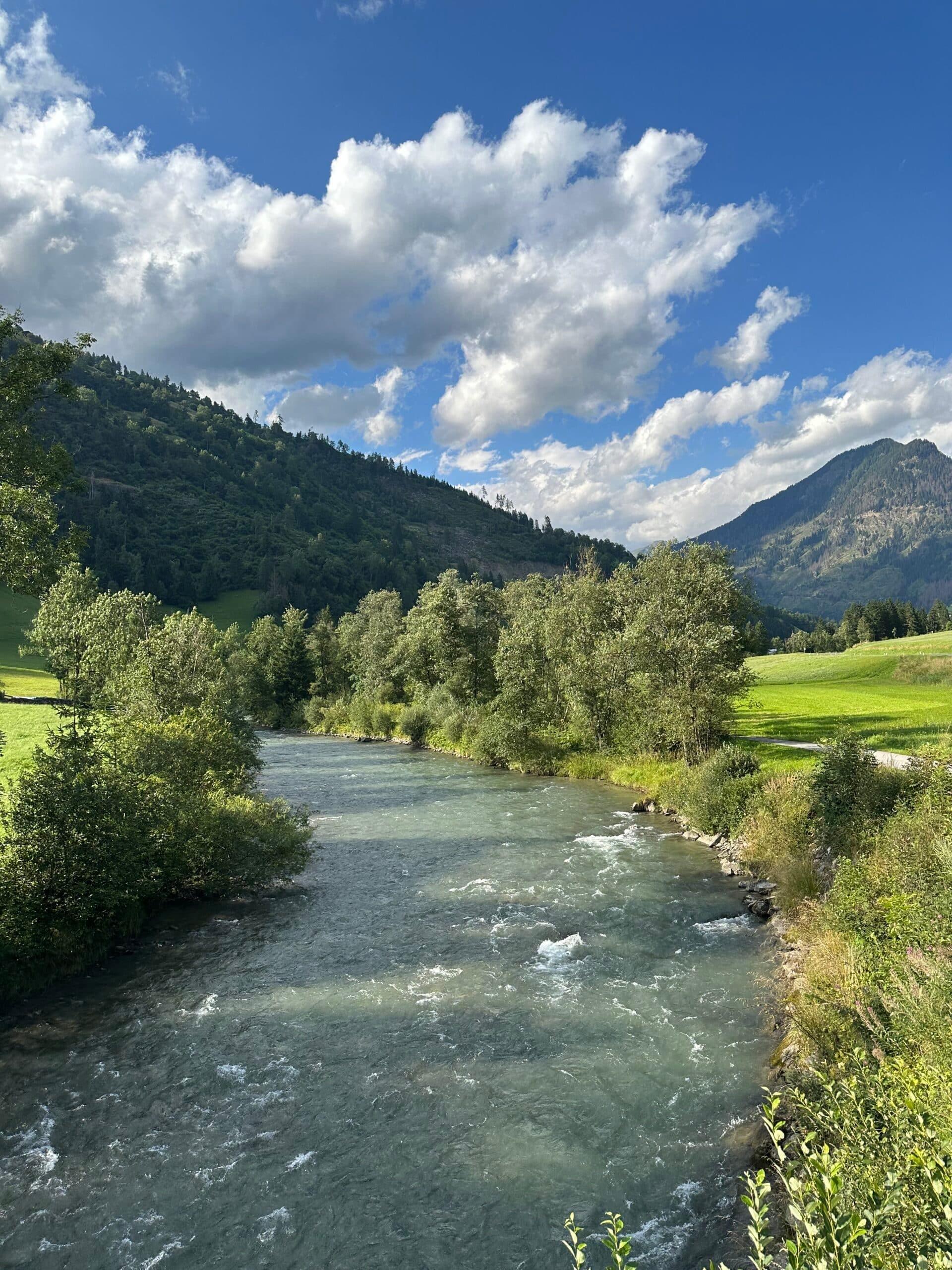 e-Bike-Landschaft im Sommer bei Fluss und Bergen