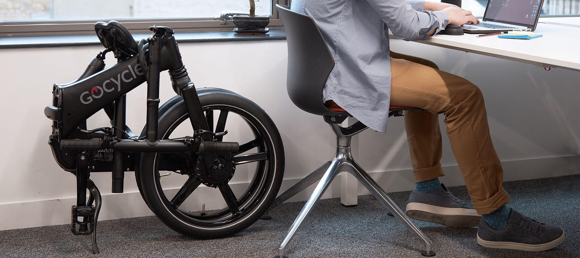 GoCycle Klapprad neben Schreibtisch