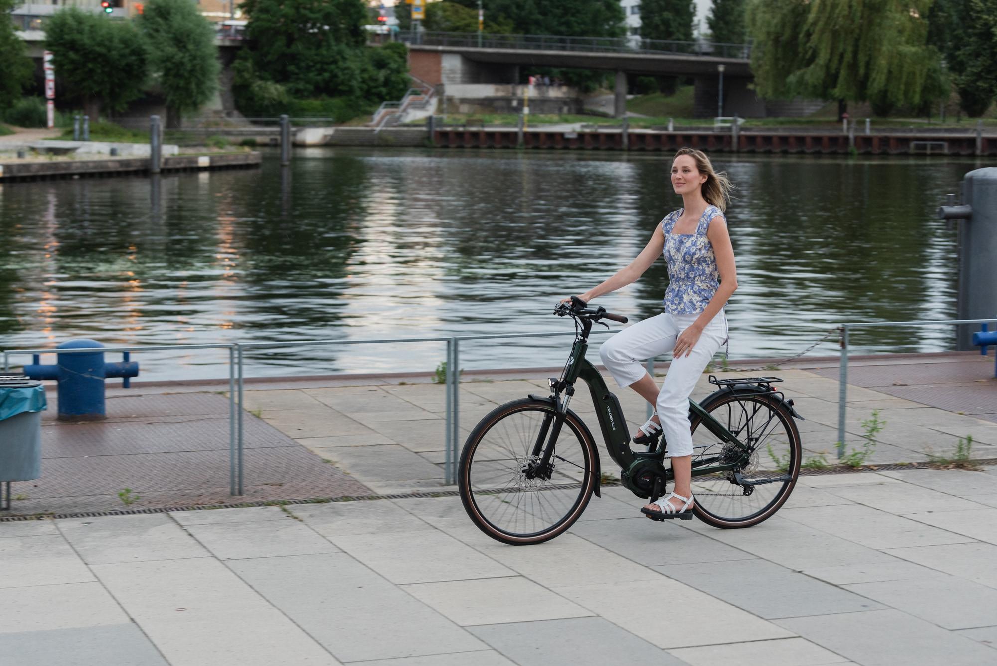 Entdecken Sie das Velo de Ville Allround AEB E-Bike. Ideal für entspannte Fahrten am Wasser, vereint es Stil und Fu