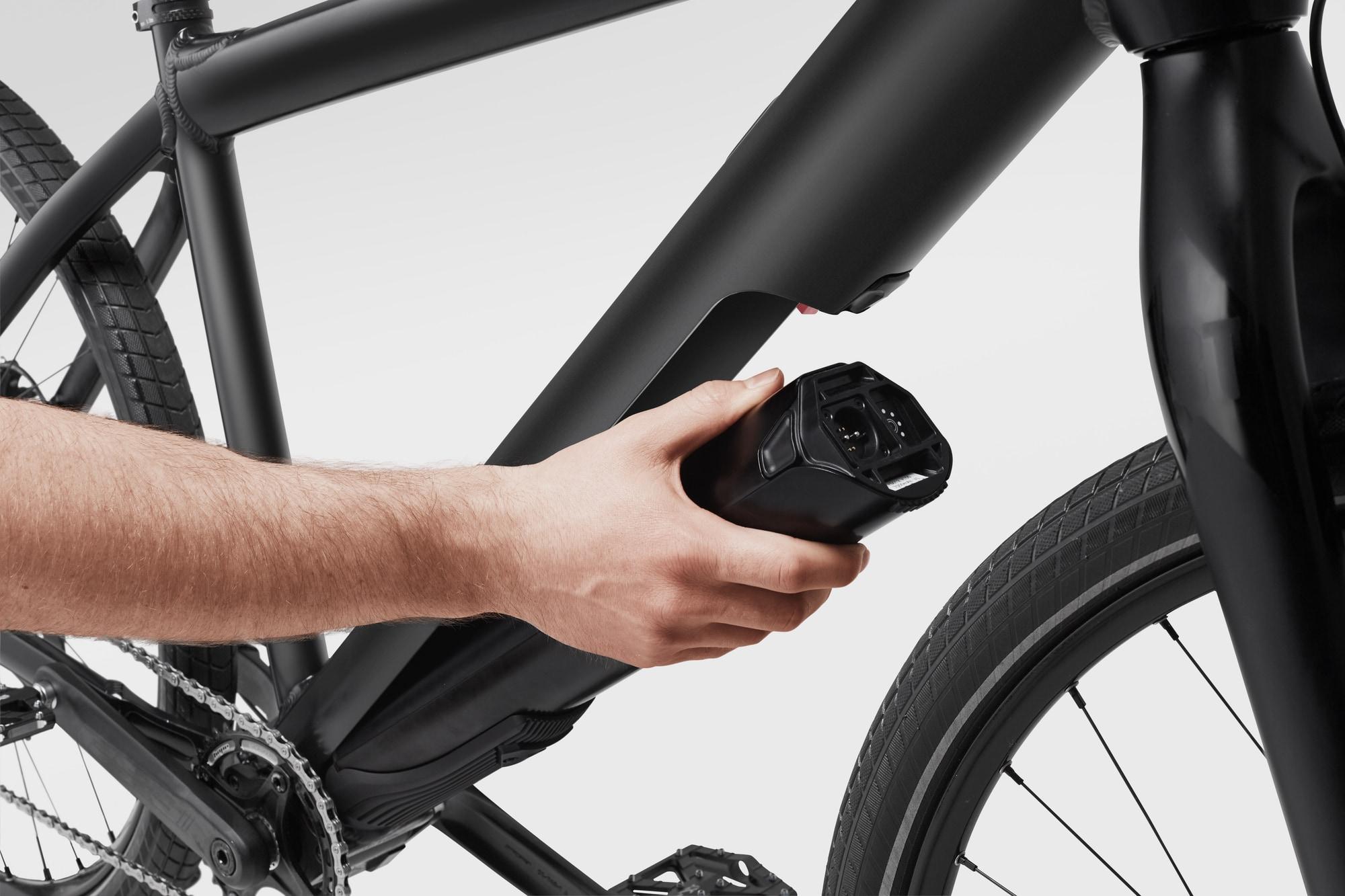 Person entnimmt Akku aus e-Bike