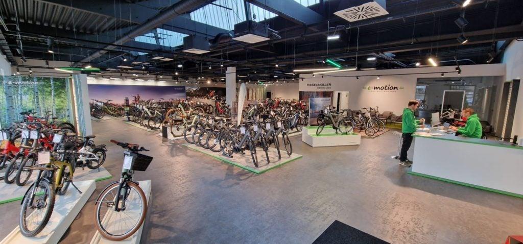 Innenansicht eines Fahrradgeschäfts mit E-Bikes und Beratungstheke