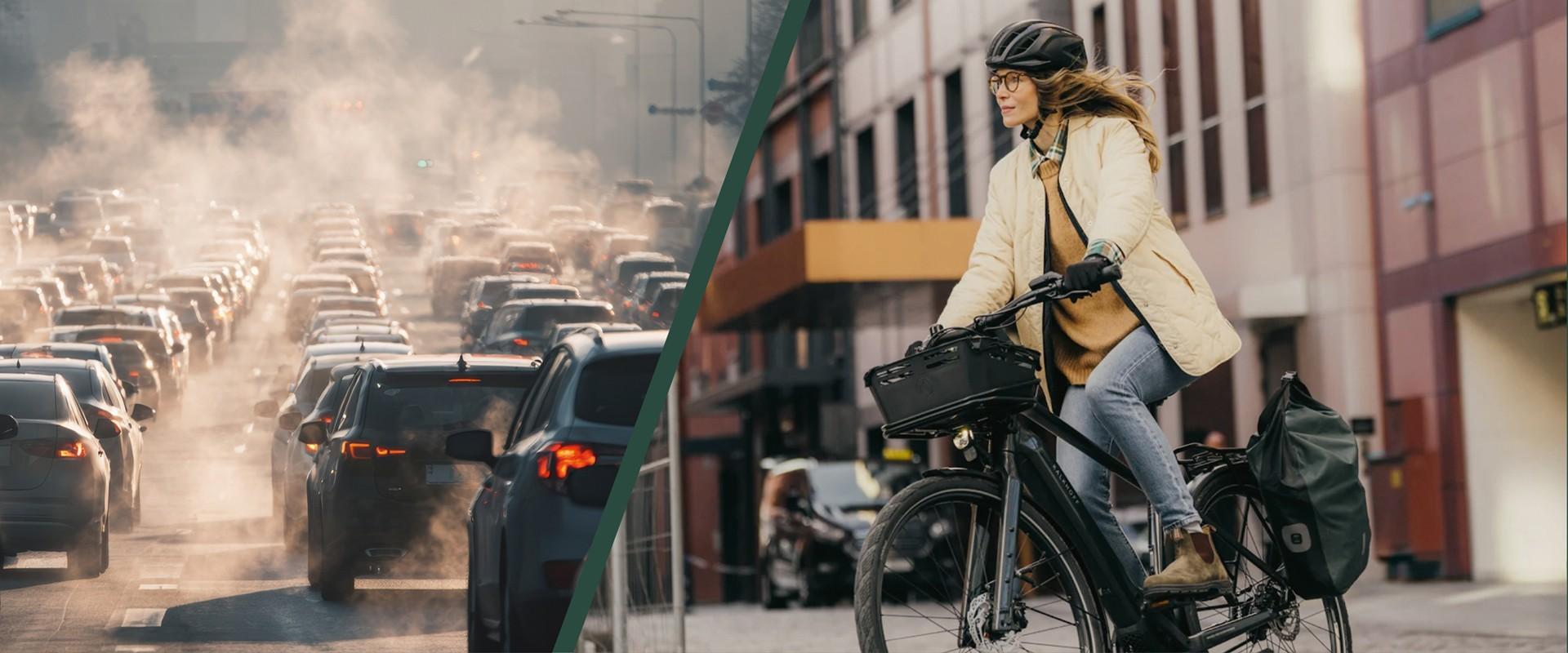 Eine Frau fährt auf einem City e-Bike entspannt durch die Stadt, daneben sieht man viele Autos im Stau