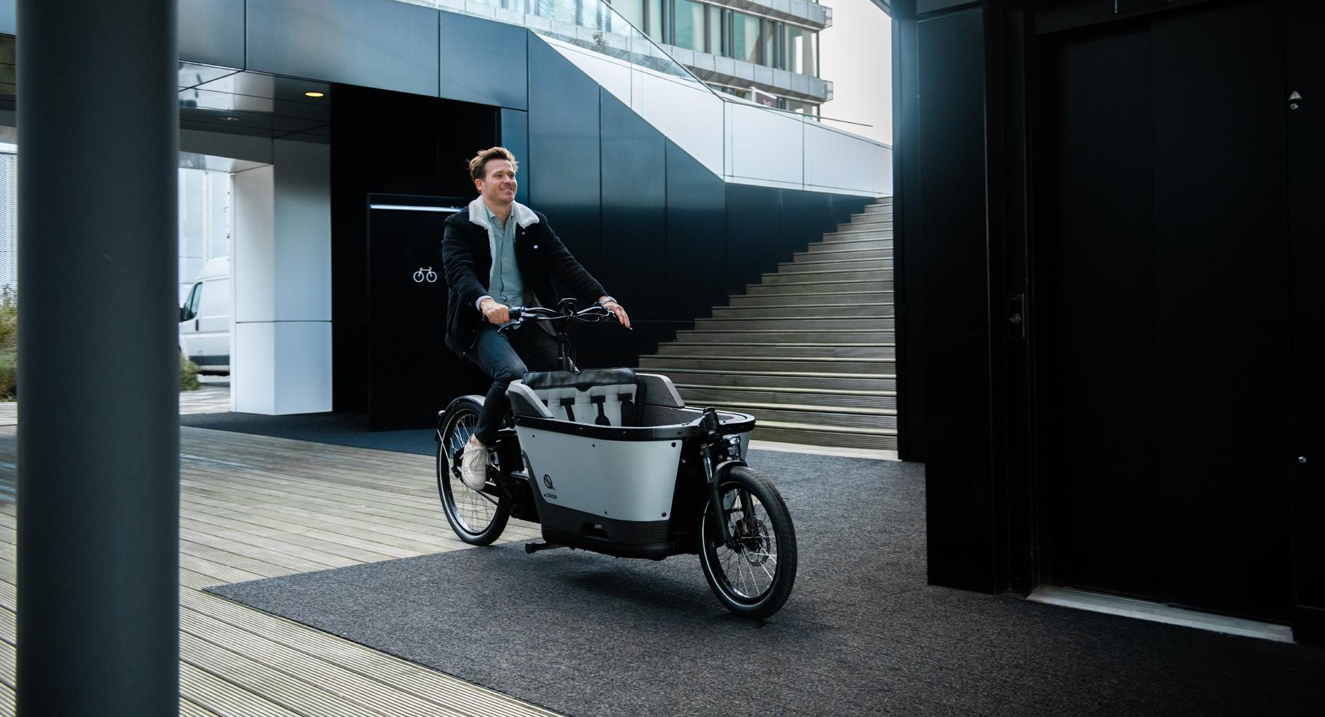 Radfahrer fährt mit seinem Carqon Lasten e-Bike durch die Stadt, er ist nicht von der Rückrufaktion betroffen.