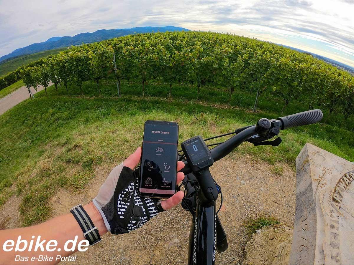 Das Bild zeigt ein Specialized Turbo Vado 5.0 MasterMind Farbdisplay mit Mission Control App