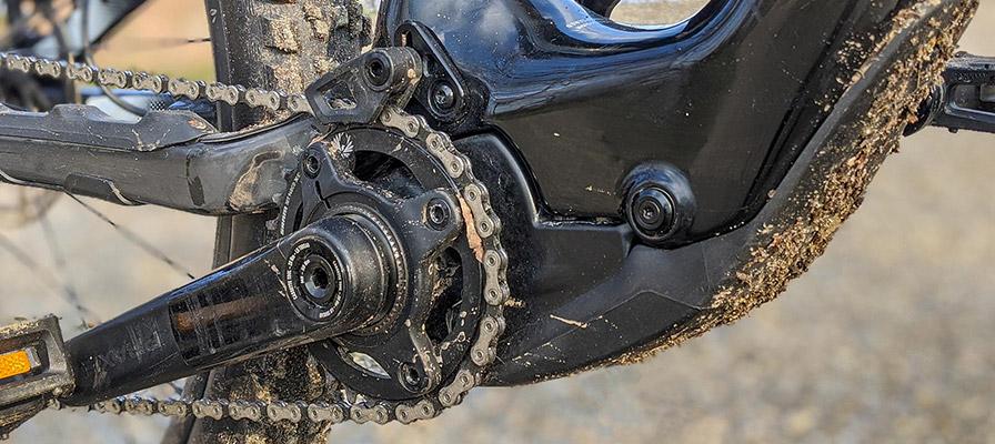 Leistungsstarker Shimano SL1.1 E-Bike Motor mit robustem Kettenantrieb für optimale Geländefahrt.