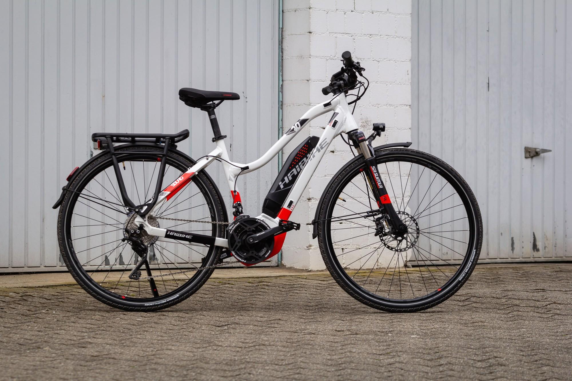 Das Haibike SDURO Trekking 6.0 e-Bike vor einer Garage