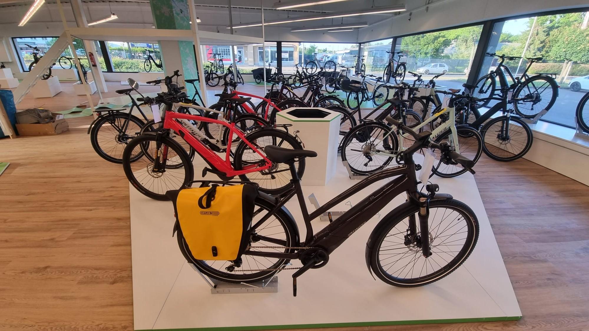 Das Bild zeigt die Innenansicht eines Fahrradgeschäfts in Bremen Nord, in dem eine Vielzahl von E-Bikes ausgestellt